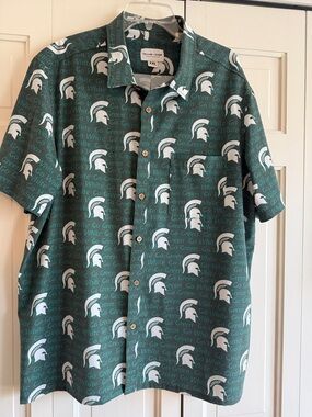 Men's Green Short-Sleeve Button-Down Shirt - Michigan State Helmet Print